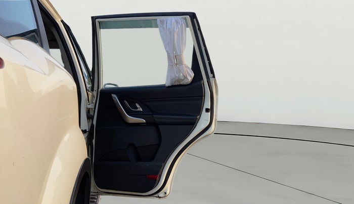 2018 Mahindra XUV500 W11 AT, Diesel, Automatic, 1,03,757 km, RHS Rear Door