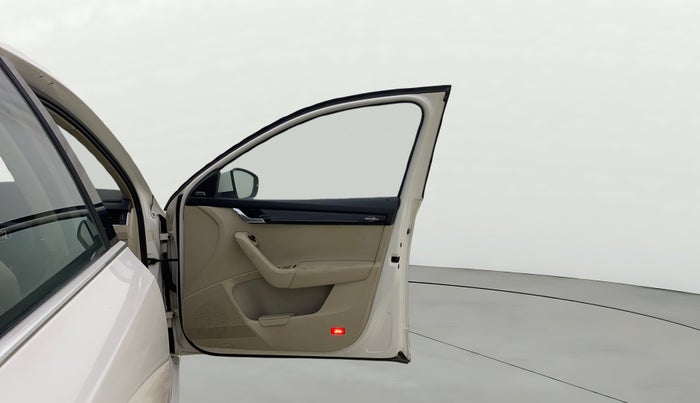 2019 Skoda Octavia L&K 1.8 TSI AT, Petrol, Automatic, 1,39,105 km, RHS Front Door