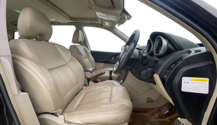 2017 Mahindra XUV500 W10, Diesel, Manual, 72,010 km, Right Side Front Door Cabin