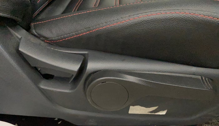 2023 Mahindra XUV300 W8 1.2 PETROL, Petrol, Manual, 9,432 km, Driver Side Adjustment Panel