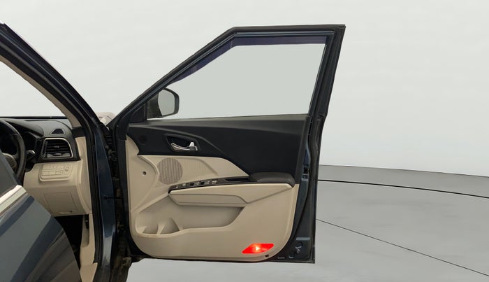 2021 Mahindra XUV300 W8 (O) 1.2 PETROL AMT, Petrol, Automatic, 45,205 km, RHS Front Door