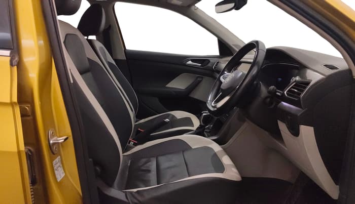 2022 Volkswagen TAIGUN TOPLINE 1.0 TSI AT, Petrol, Automatic, 28,405 km, Right Side Front Door Cabin