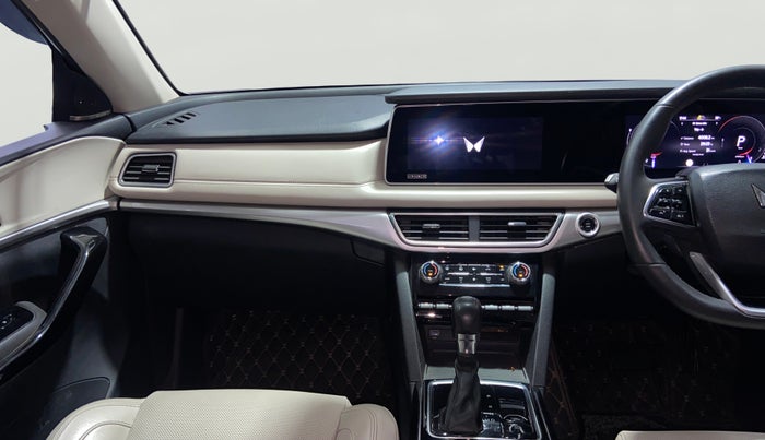 2021 Mahindra XUV700 AX 7 LUXURY P AT 7 STR, Petrol, Automatic, 59,814 km, Air Conditioner