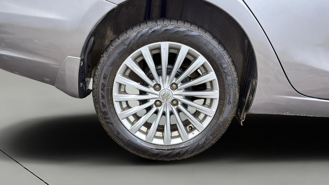 2015 Maruti Ciaz ZXI+, Petrol, Manual, 49,798 km, Right Rear Wheel