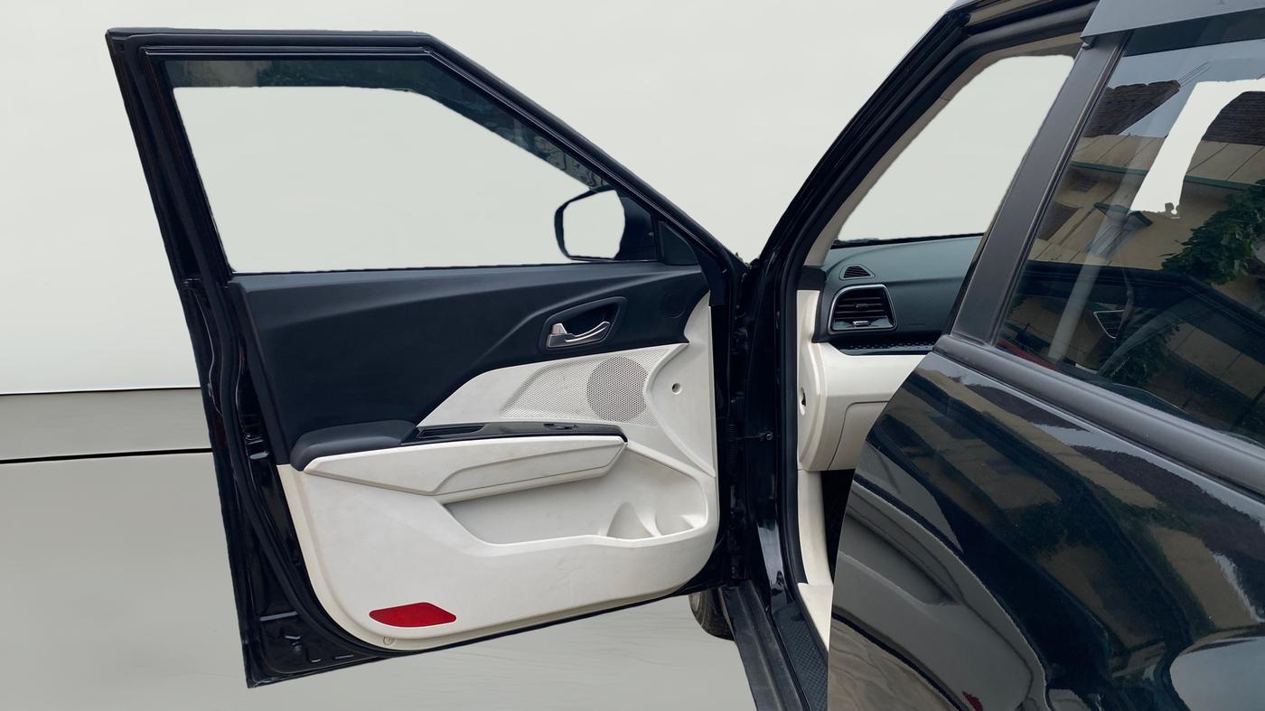 2024 Mahindra XUV 3XO AX5 1.2 L TCMPFi, Petrol, Manual, 71,544 km, LHS Front Door