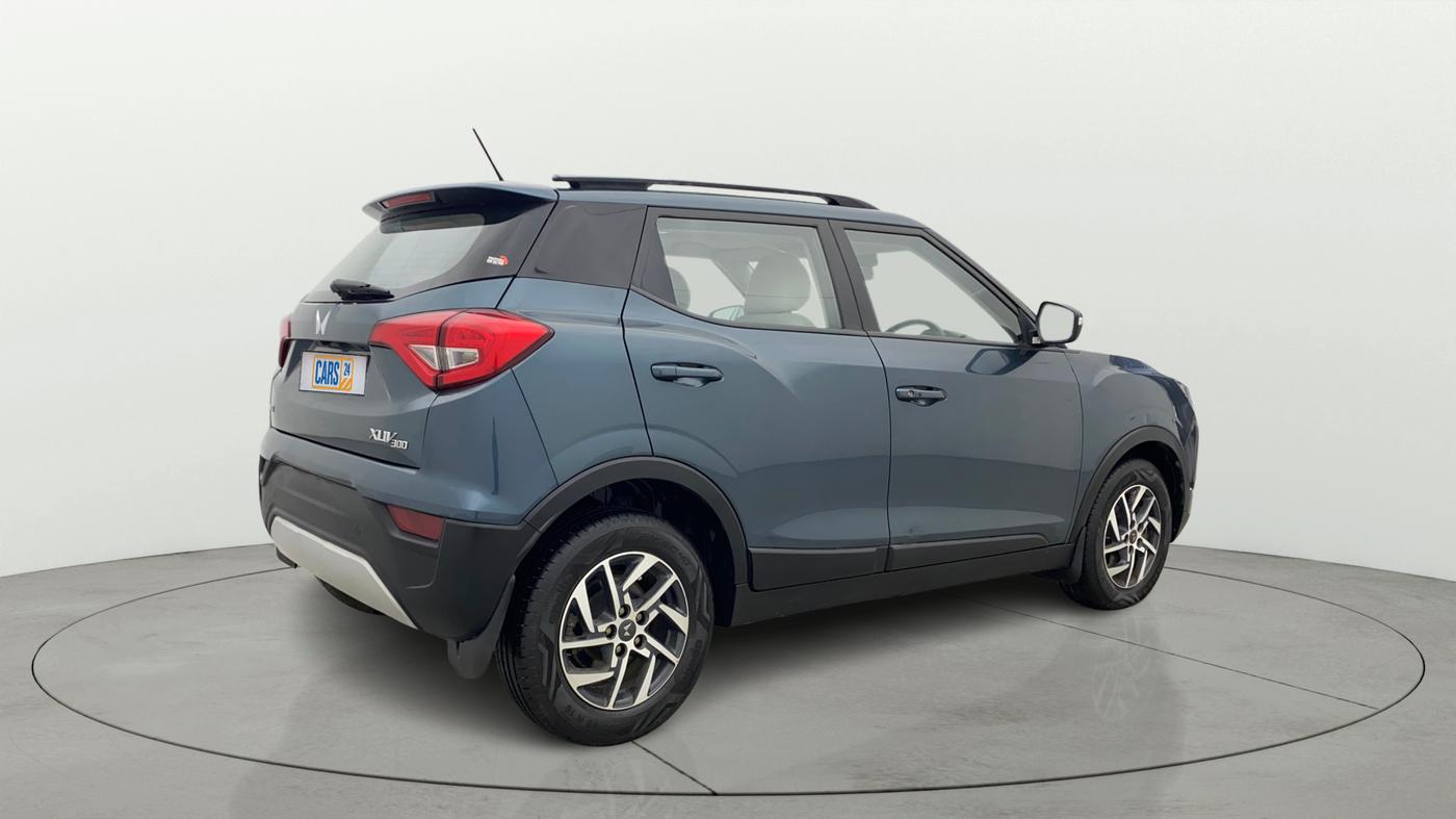 2022 Mahindra XUV300 W8 (O) 1.5 DIESEL, Diesel, Manual, 26,734 km, Right Back Diagonal