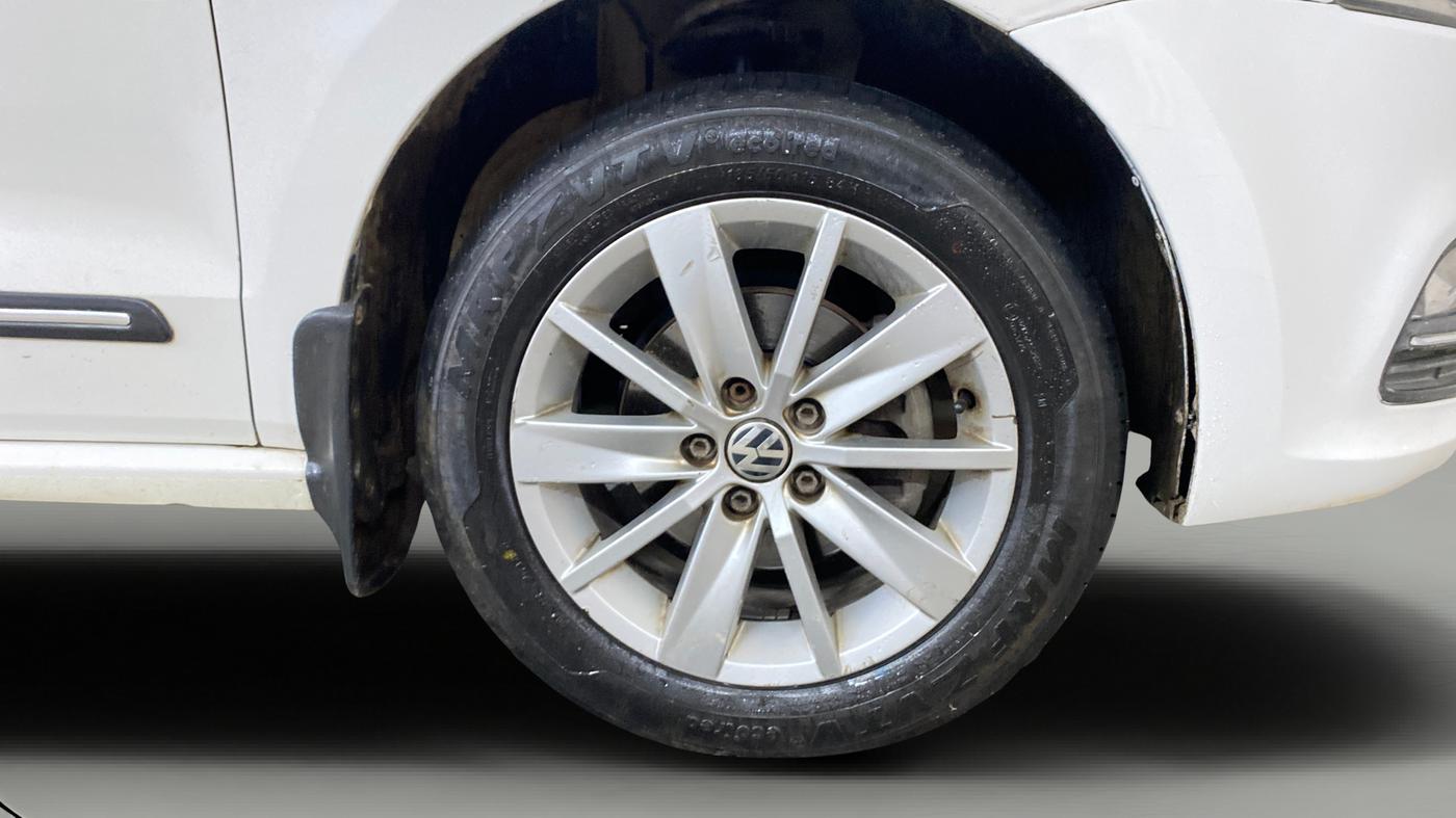 2014 Volkswagen Polo HIGHLINE1.2L, Petrol, Manual, 70,929 km, Right Front Wheel