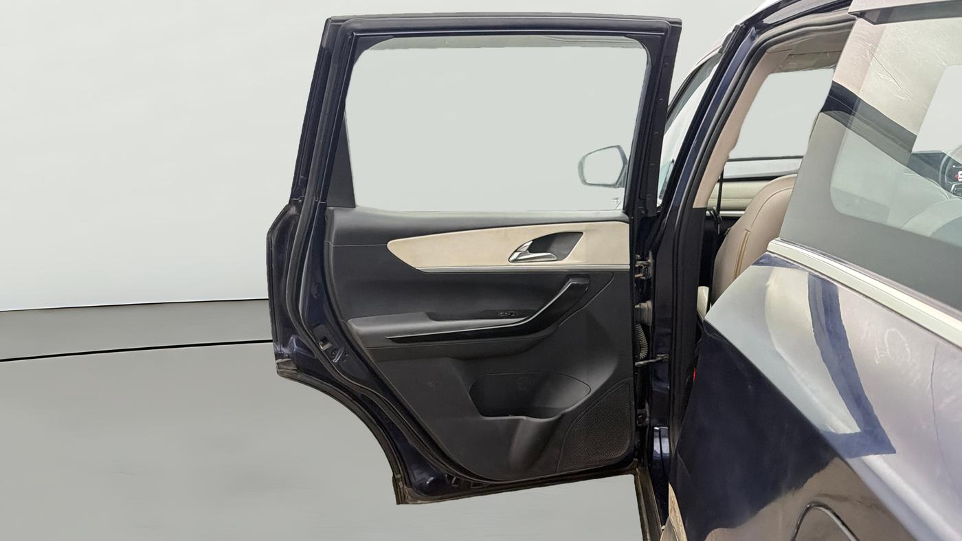 2021 Mahindra XUV700 AX 7 P MT 7 STR, Petrol, Manual, 73,146 km, LHS Rear Door