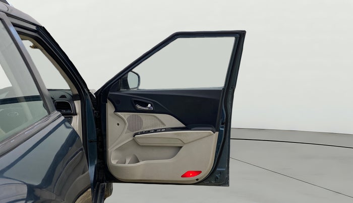 2019 Mahindra XUV300 W8 (O) 1.5 DIESEL, Diesel, Manual, 1,05,427 km, RHS Front Door