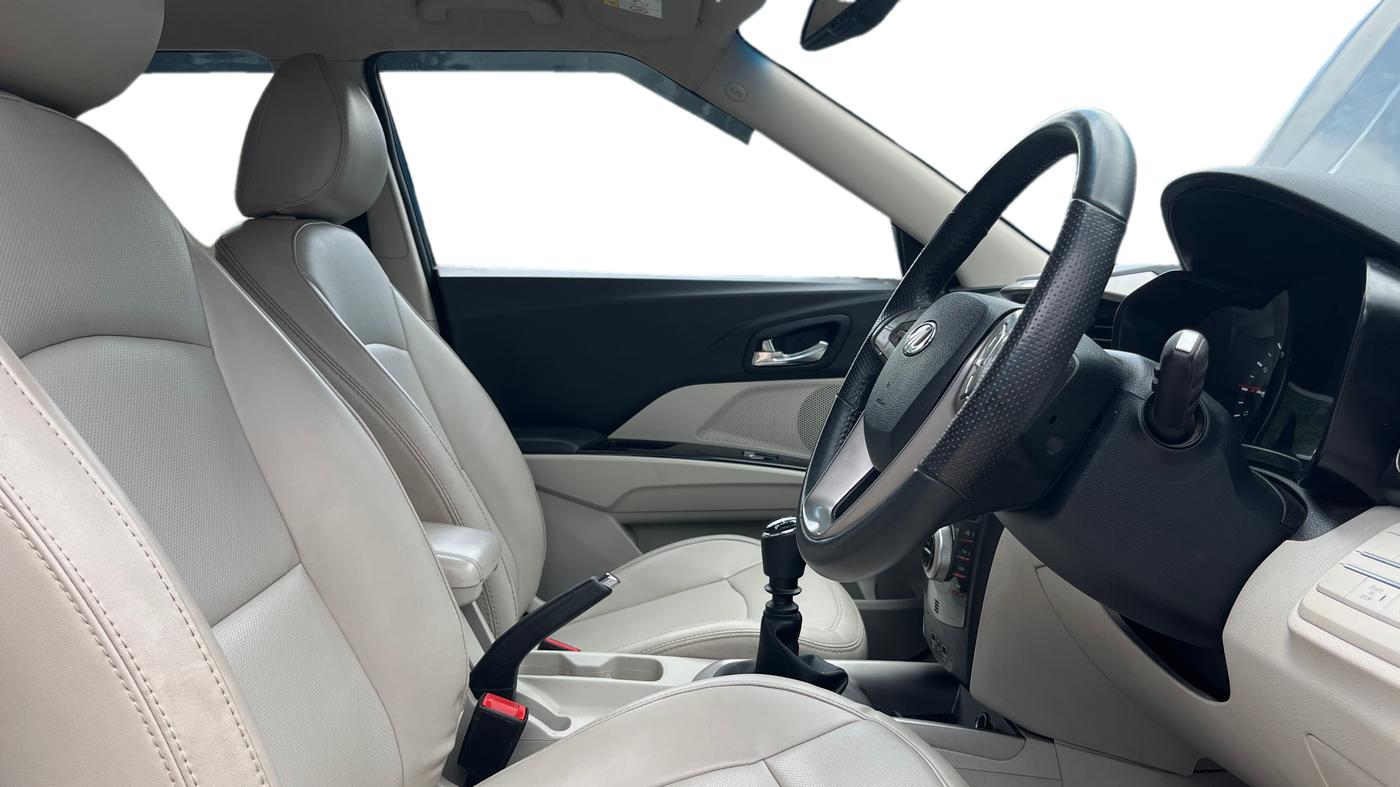 2022 Mahindra XUV300 W8 (O) 1.2 PETROL, Petrol, Manual, 42,061 km, Right Side Front Door Cabin