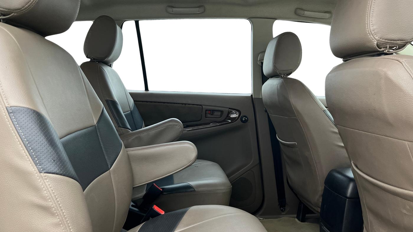 2015 Toyota Innova 2.5 GX 7 STR, Diesel, Manual, 1,10,102 km, Right Side Rear Door Cabin