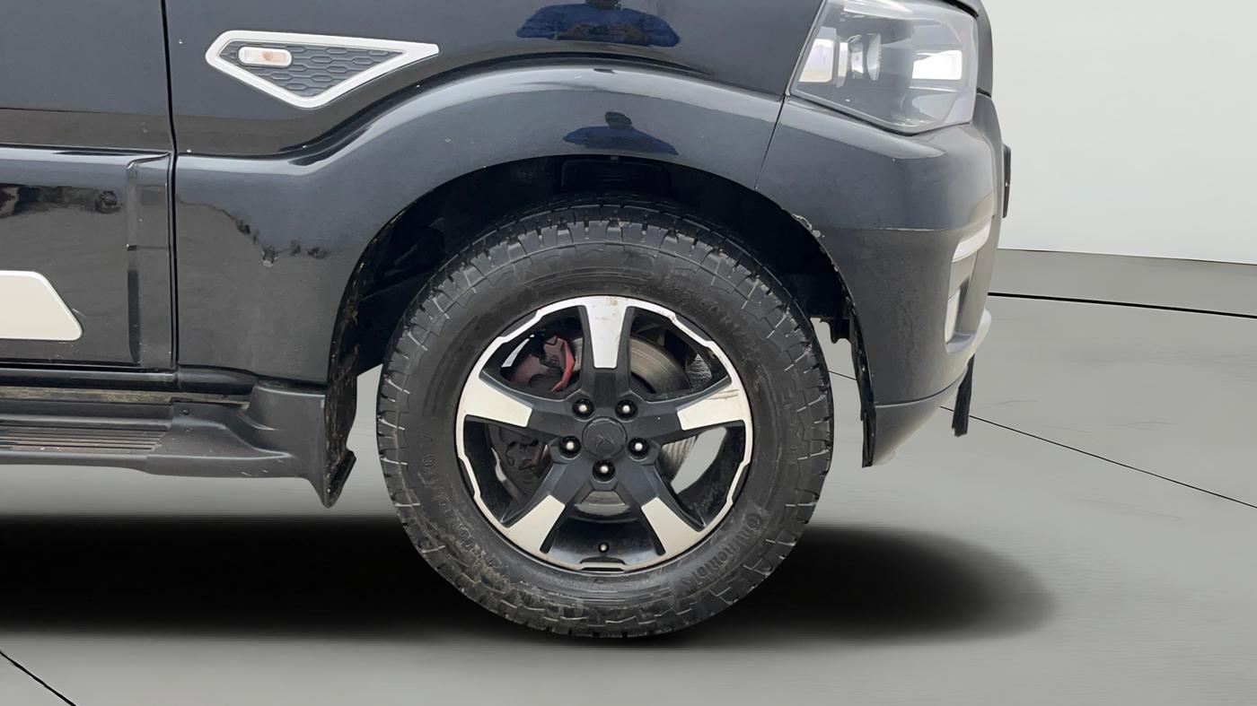 2023 Mahindra SCORPIO CLASSIC S11 7STR, Diesel, Manual, 43,984 km, Right Front Wheel