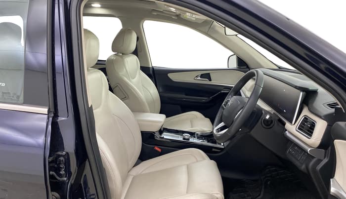 2023 Mahindra XUV700 AX 7 LUXURY P AT 7 STR, Petrol, Automatic, 24,791 km, Right Side Front Door Cabin