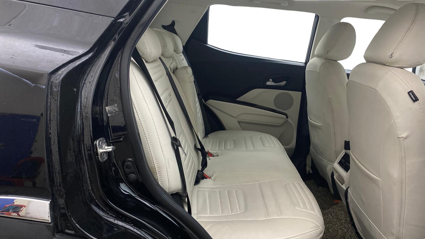 2025 Mahindra XUV 3XO AX5 1.2 L TCMPFI AT, Petrol, Automatic, 13,681 km, Right Side Rear Door Cabin
