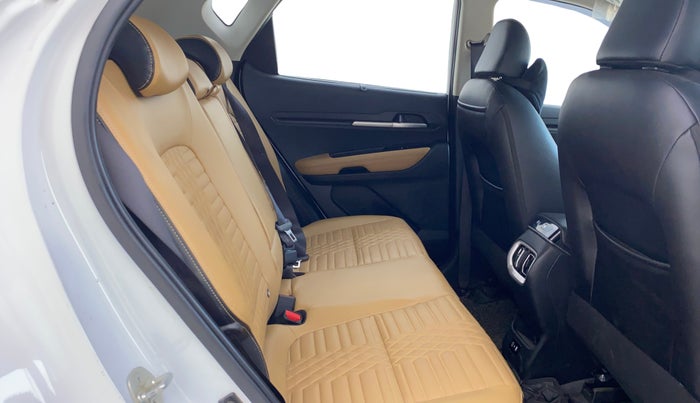 2025 KIA SONET HTX 1.5 AT, Diesel, Automatic, 27,399 km, Right Side Rear Door Cabin