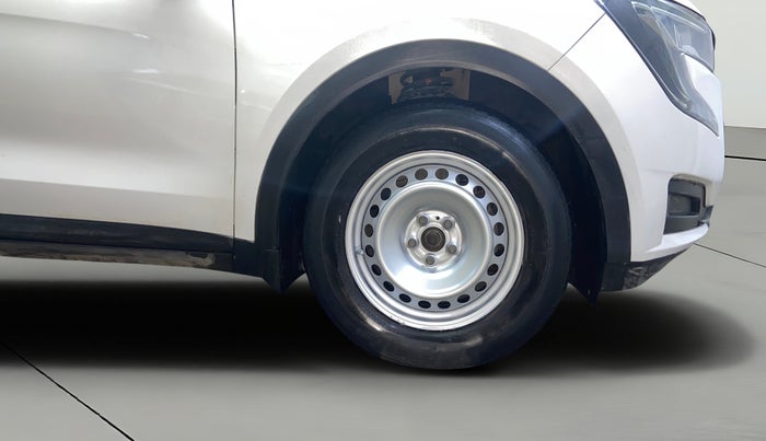 2023 Mahindra XUV700 MX P MT 5 STR, Petrol, Manual, 55,482 km, Right Front Wheel