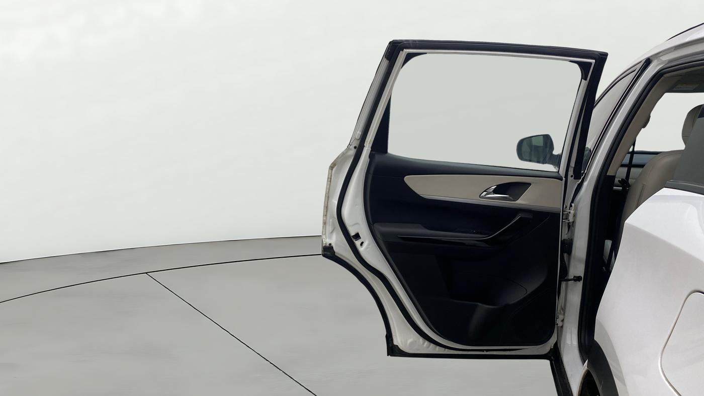 2022 Mahindra XUV700 AX 7 LUXURY D AWD AT 7 STR, Diesel, Automatic, 82,634 km, LHS Rear Door