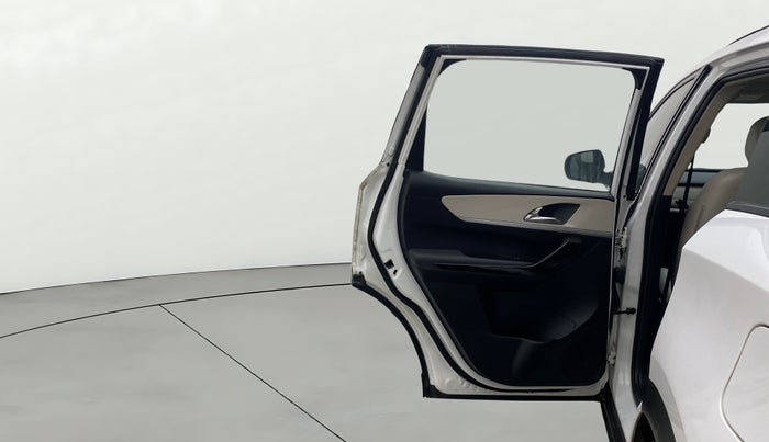 2022 Mahindra XUV700 AX 7 LUXURY D AWD AT 7 STR, Diesel, Automatic, 82,634 km, LHS Rear Door