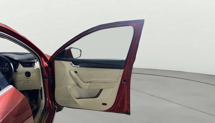 2016 Skoda Octavia STYLE PLUS AT 1.8 TSI, Petrol, Automatic, 53,253 km, RHS Front Door