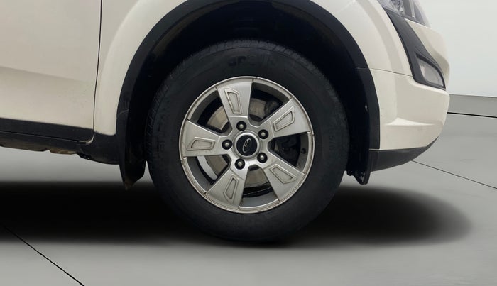 2017 Mahindra XUV500 W6 AT, Diesel, Automatic, 1,28,835 km, Right Front Wheel
