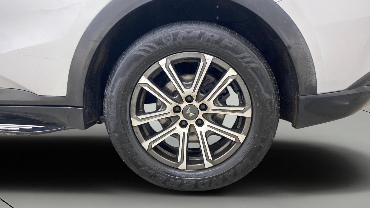 2021 Mahindra XUV700 AX 7 LUXURY P AT 7 STR, Petrol, Automatic, 1,33,099 km, Left Rear Wheel