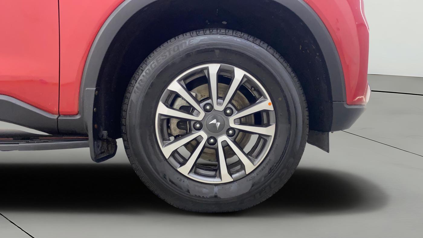 2024 Mahindra SCORPIO-N Z8 PETROL MT 7 STR, Petrol, Manual, 12,317 km, Right Front Wheel