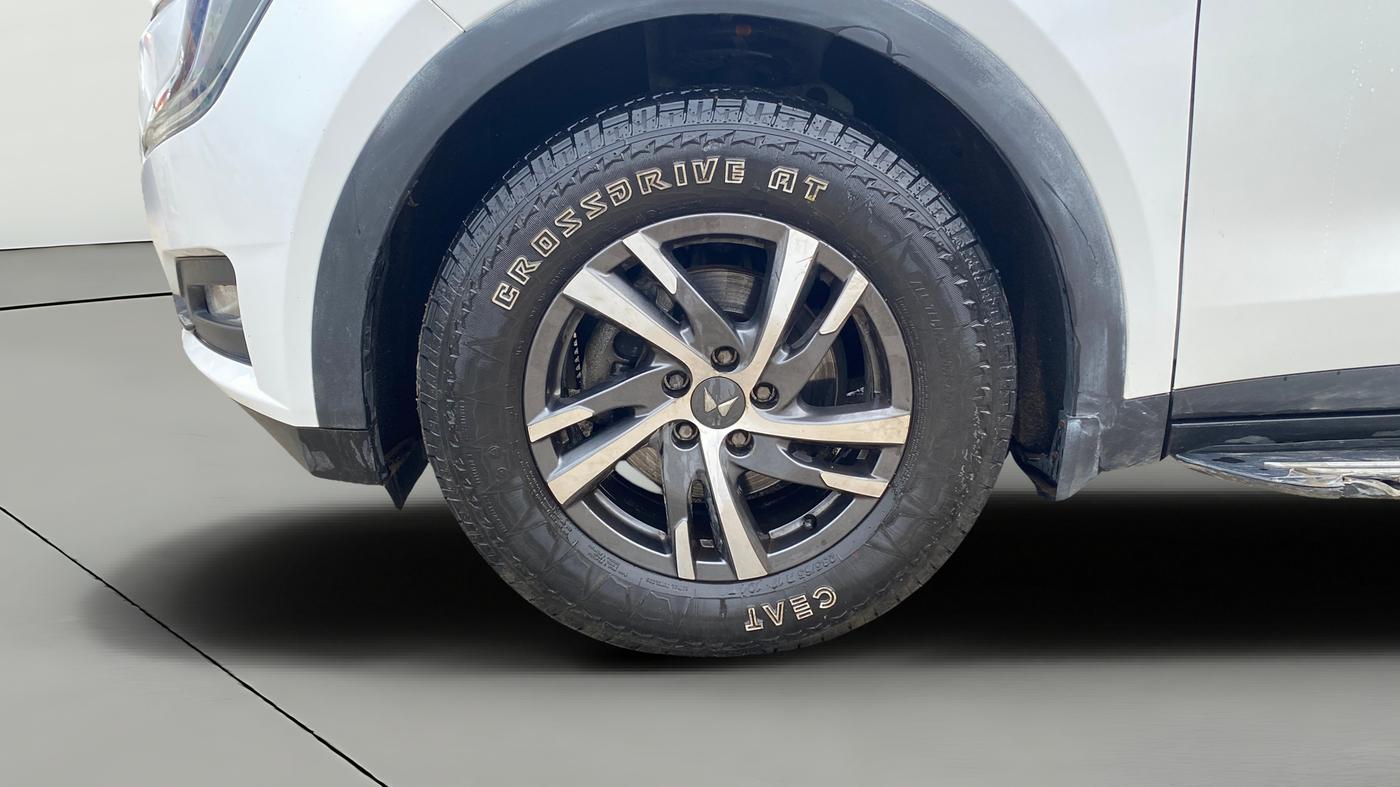 2022 Mahindra XUV700 AX 5 P MT 7 STR, Petrol, Manual, 39,441 km, Left Front Wheel