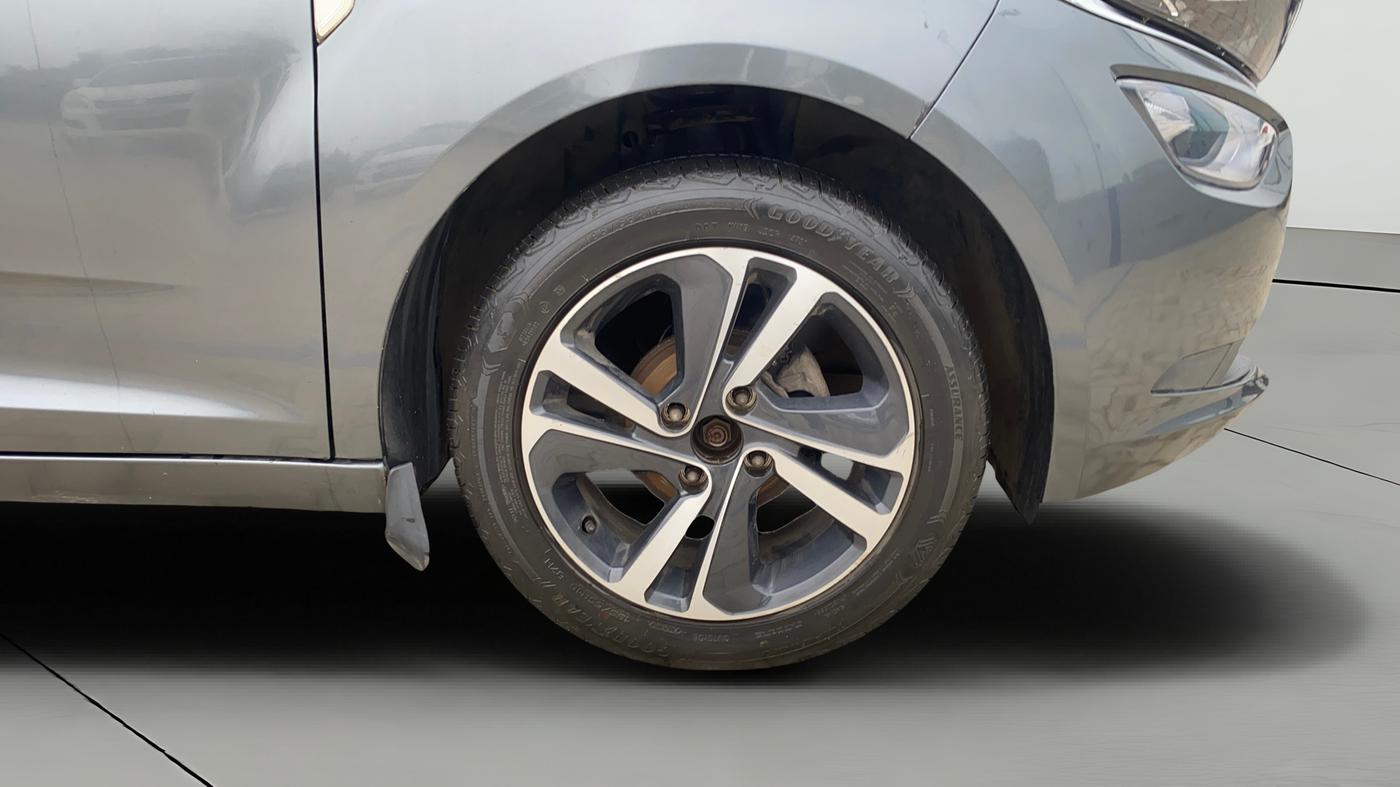 2022 Tata ALTROZ XZ PETROL, Petrol, Manual, 29,714 km, Right Front Wheel