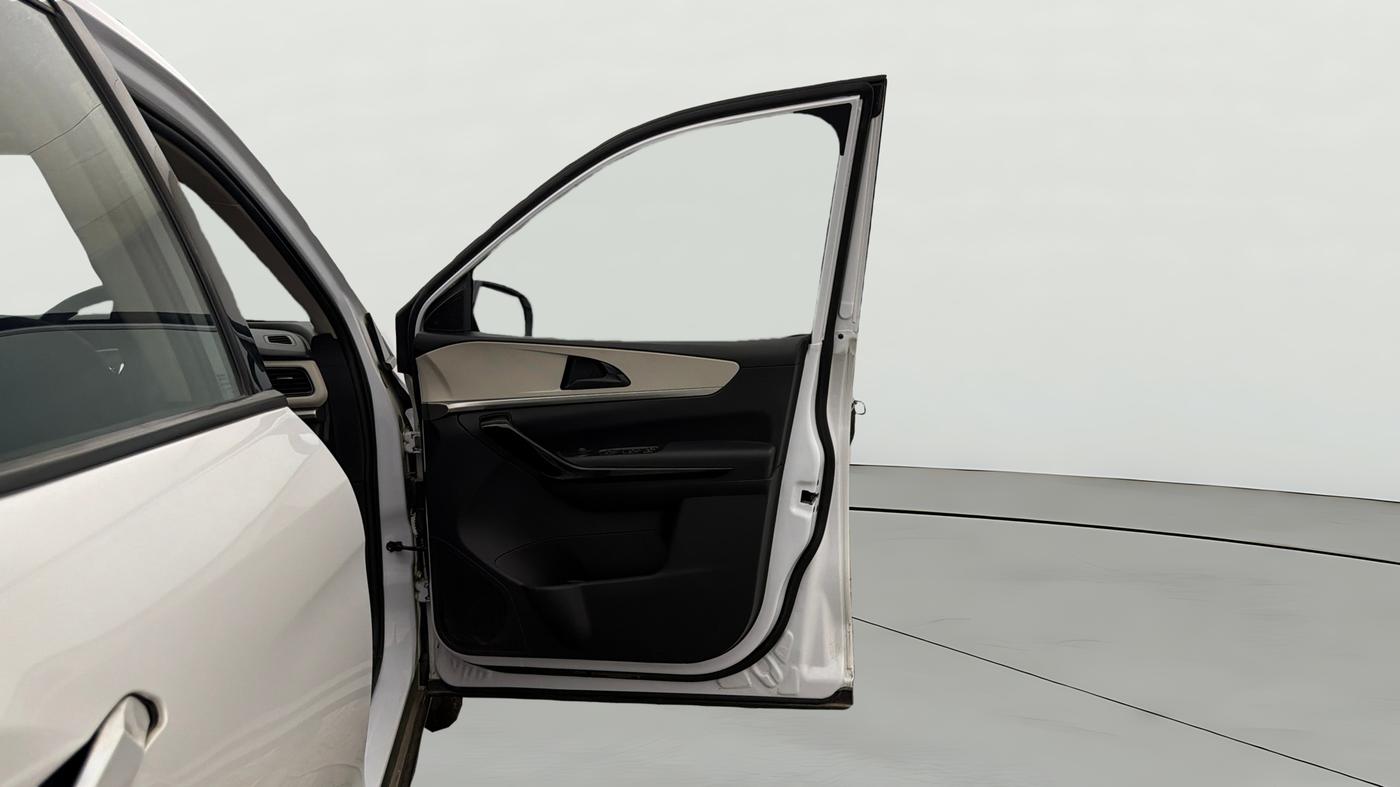 2025 Mahindra XUV700 AX 5 P AT 5 STR, Petrol, Automatic, 3,138 km, RHS Front Door