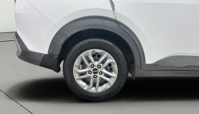 2022 KIA CARENS PRESTIGE 1.4 PETROL 7 STR, Petrol, Manual, 41,861 km, Right Rear Wheel