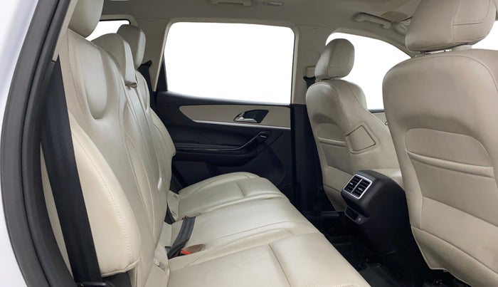 2022 Mahindra XUV700 AX 7 LUXURY D AT 7 STR, Diesel, Automatic, 43,313 km, Right Side Rear Door Cabin