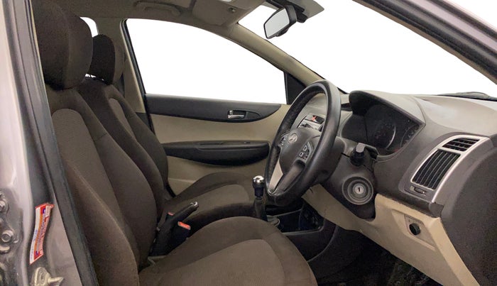 2012 Hyundai i20 SPORTZ 1.2, CNG, Manual, 1,20,834 km, Right Side Front Door Cabin