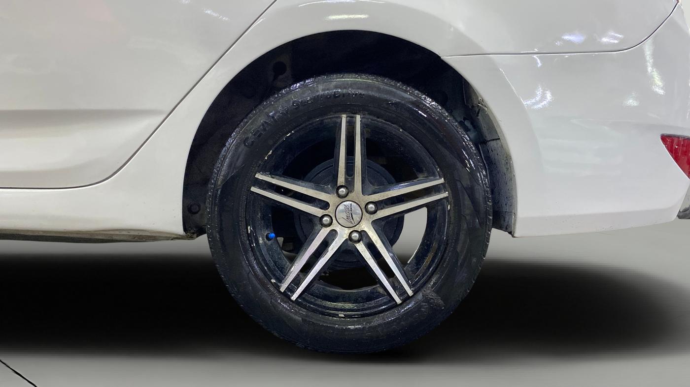 2015 Hyundai Verna 1.6 VTVT S, Petrol, Manual, 66,673 km, Left Rear Wheel