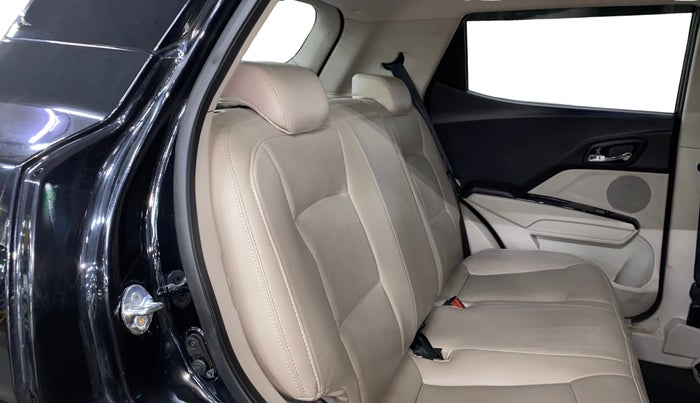 2023 Mahindra XUV300 W8 1.2 PETROL, Petrol, Manual, 51,621 km, Right Side Rear Door Cabin