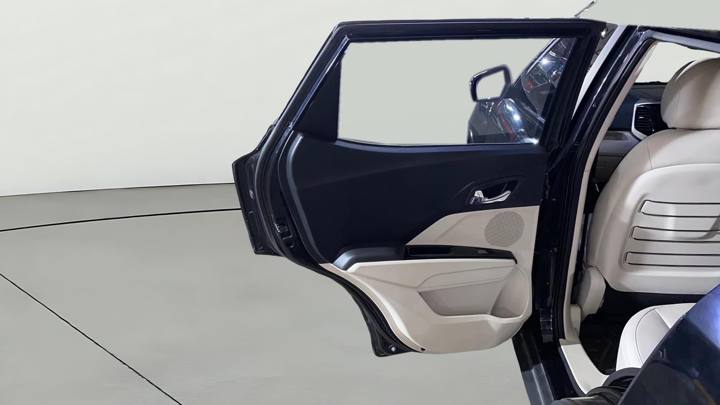 2023 Mahindra XUV300 W8 (O) 1.2 PETROL, Petrol, Manual, 27,501 km, LHS Rear Door