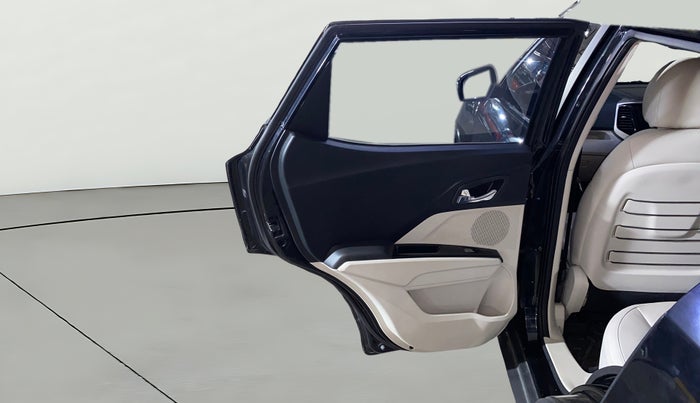 2023 Mahindra XUV300 W8 (O) 1.2 PETROL, Petrol, Manual, 27,501 km, LHS Rear Door