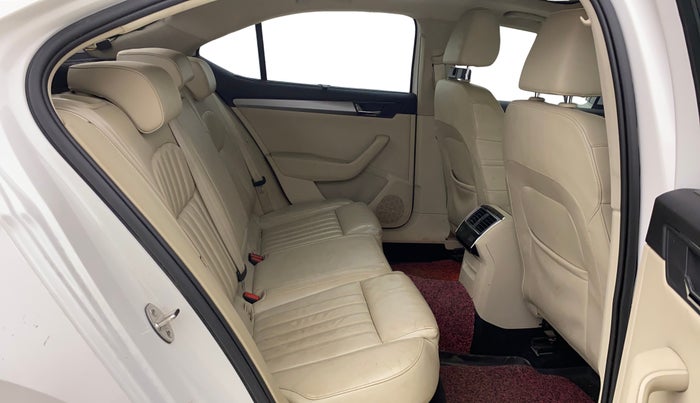 2016 Skoda Superb STYLE 1.8 TSI MT, Petrol, Manual, 48,474 km, Right Side Rear Door Cabin