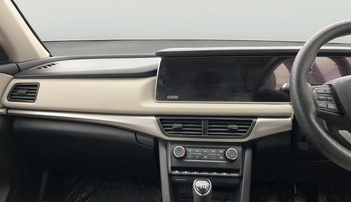 2022 Mahindra XUV700 AX 5 P MT 5 STR, Petrol, Manual, 46,331 km, Air Conditioner