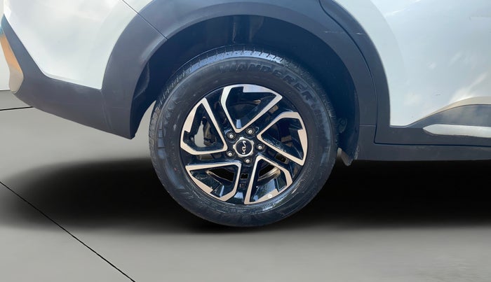 2022 KIA CARENS LUXURY PLUS 1.4 PETROL 7 STR, Petrol, Manual, 25,165 km, Right Rear Wheel