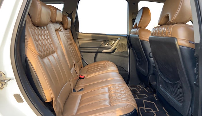 2018 Mahindra XUV500 W11 AT, Diesel, Automatic, 1,03,757 km, Right Side Rear Door Cabin
