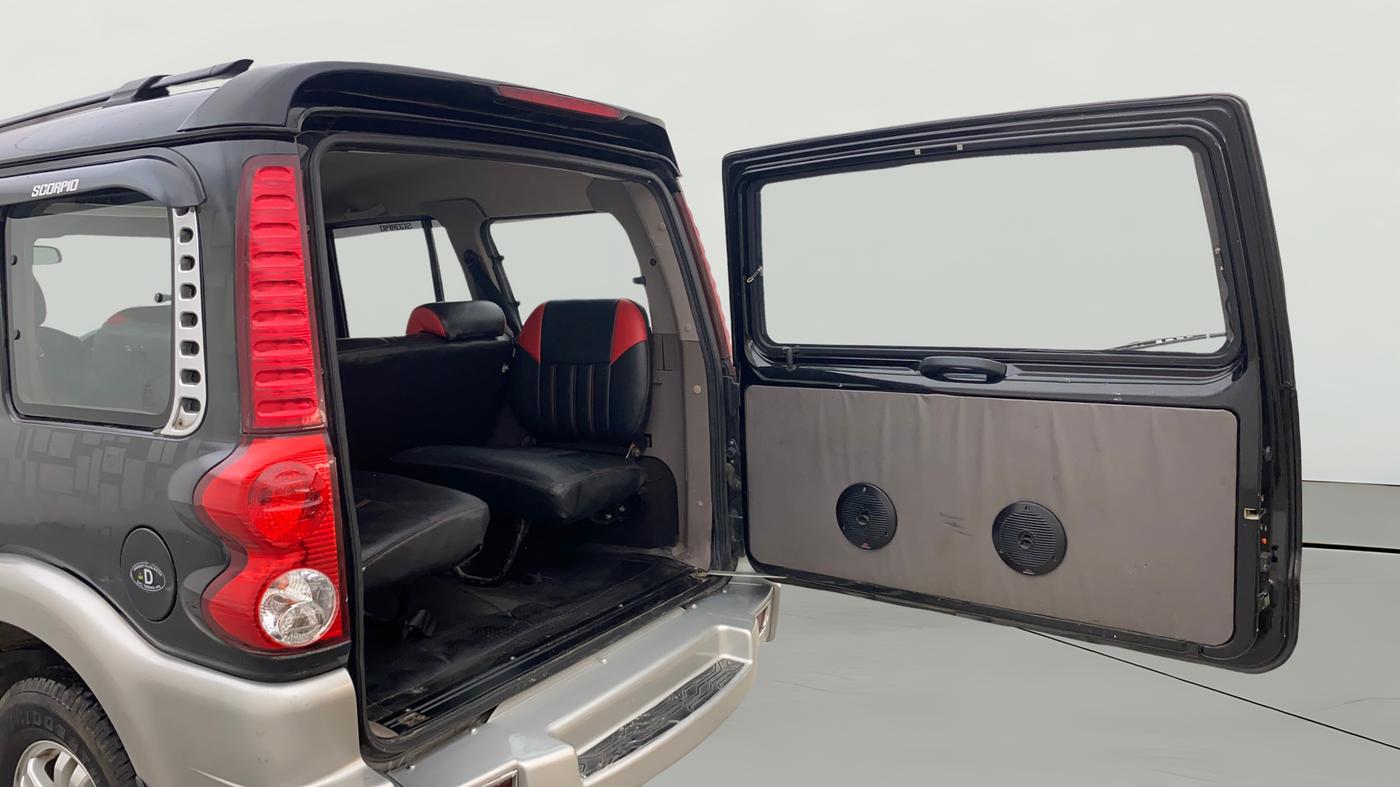 2013 Mahindra Scorpio VLX 2WD AIRBAG, Diesel, Manual, 1,44,902 km, Boot Door Open