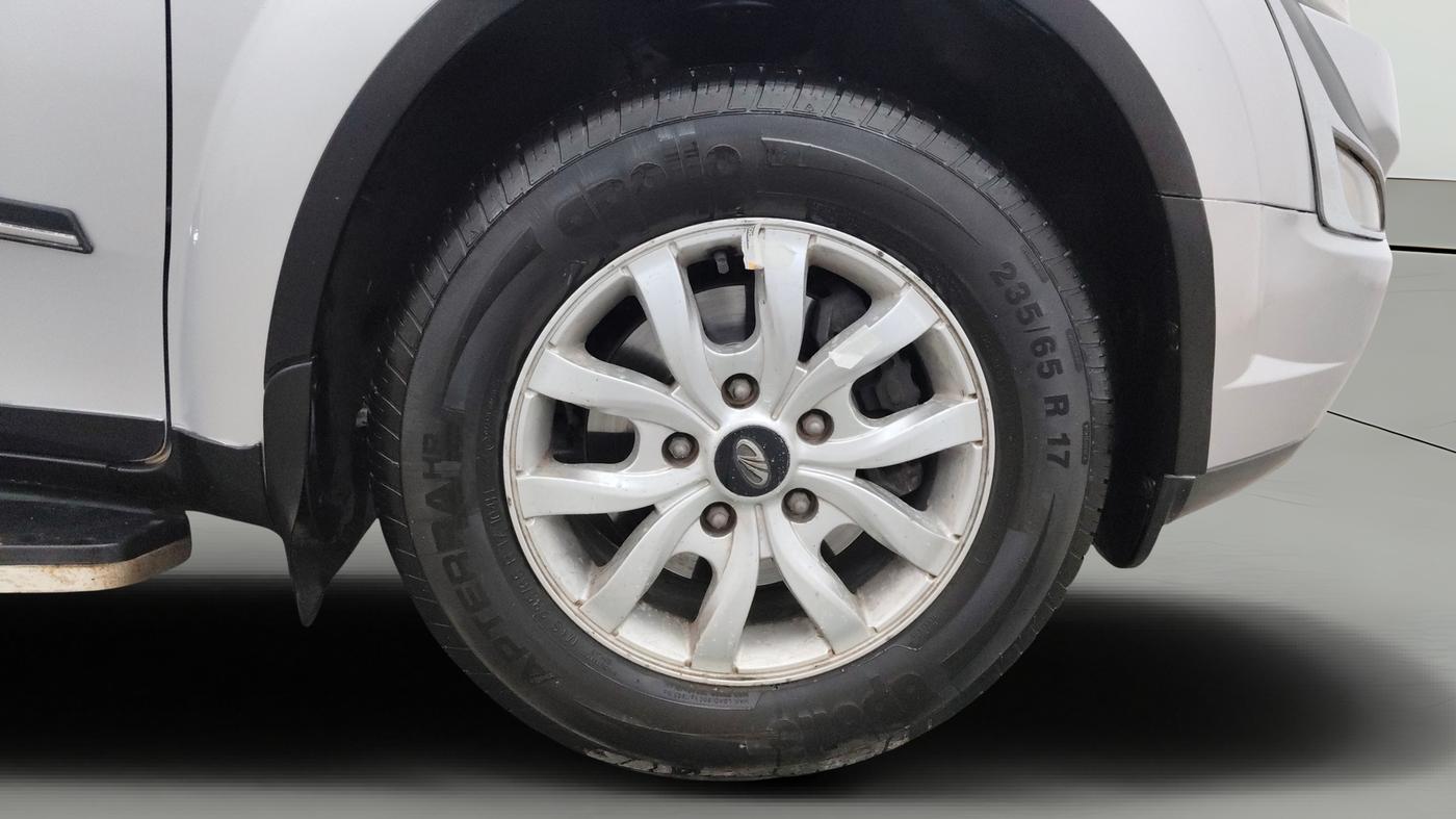 2016 Mahindra XUV500 W10, Diesel, Manual, 1,15,976 km, Right Front Wheel