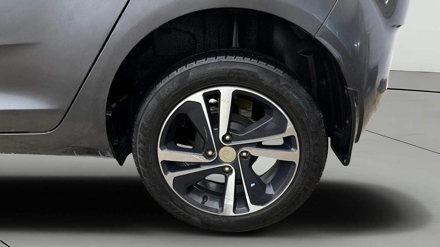 2023 Tata ALTROZ XZA, Petrol, Automatic, 23,796 km, Left Rear Wheel