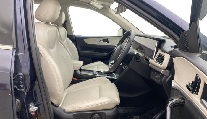 2022 Mahindra XUV700 AX 7 D AT AWD 7 STR, Diesel, Automatic, 1,18,927 km, Right Side Front Door Cabin