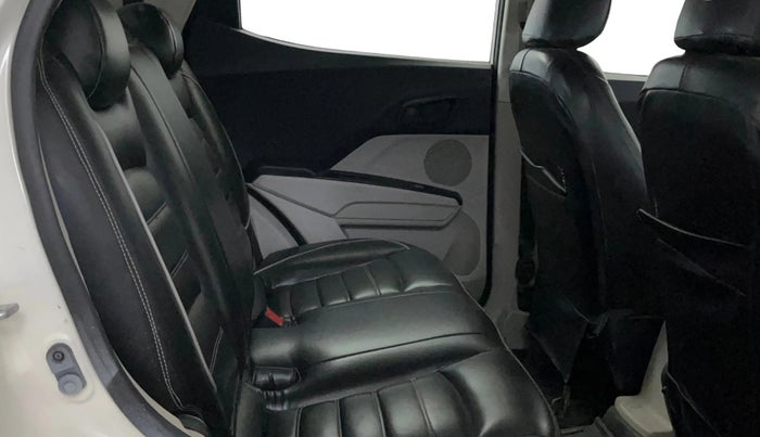 2022 Mahindra XUV300 W6 1.2 PETROL AMT, Petrol, Automatic, 89,973 km, Right Side Rear Door Cabin