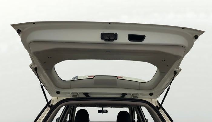 2023 Mahindra XUV300 W6 1.2 PETROL AMT, Petrol, Automatic, 33,518 km, Boot Door Open