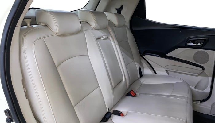 2022 Mahindra XUV300 W8 (O) 1.2 PETROL, Petrol, Manual, 61,570 km, Right Side Rear Door Cabin