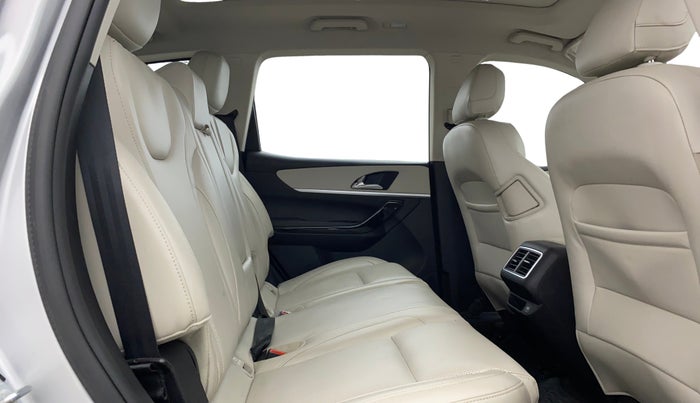 2023 Mahindra XUV700 AX 7 D AT 7 STR, Diesel, Automatic, 16,368 km, Right Side Rear Door Cabin