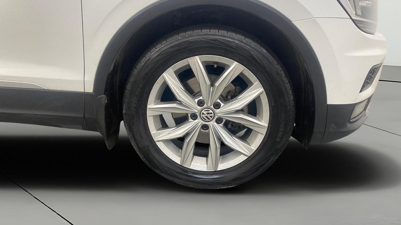2017 Volkswagen TIGUAN HIGHLINE TDI AT, Diesel, Automatic, 1,44,226 km, Right Front Wheel