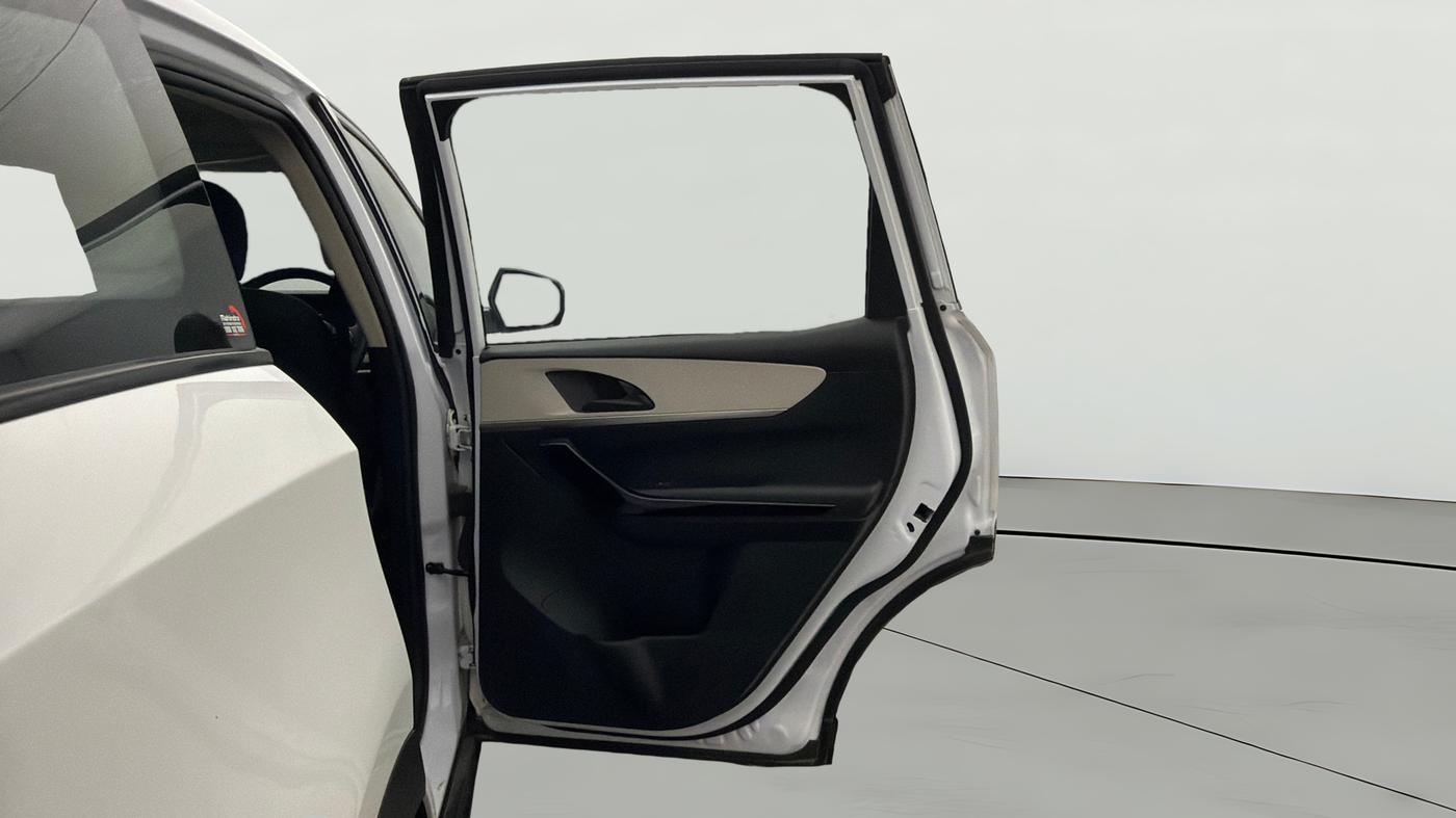 2025 Mahindra XUV700 AX 5 P AT 5 STR, Petrol, Automatic, 3,138 km, RHS Rear Door